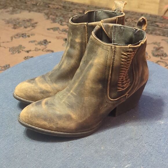 Very Volatile Women's Script Ankle Bootie - Picture 2 of 9